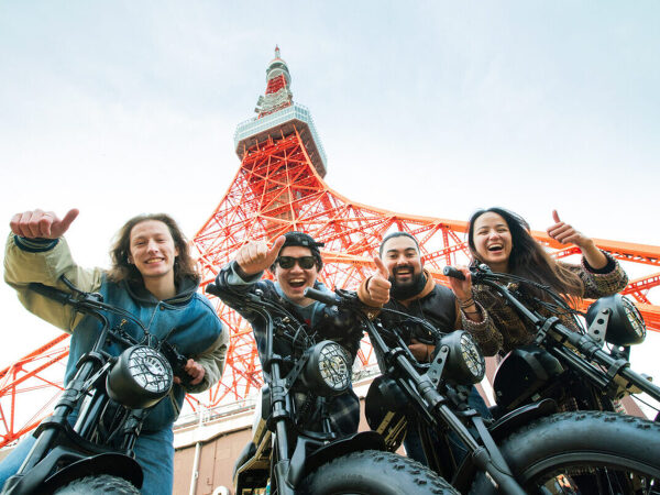 訪日外国人観光客へe-bikeのレンタル受付スタッフ･･･